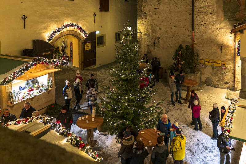 Adventní trhy s roztomilými stánky plnými lahůdek, dekorací a výtvorů od zdejších výrobců najdete také na středověkém hradě Mauterndorf v Salcburském Lungau