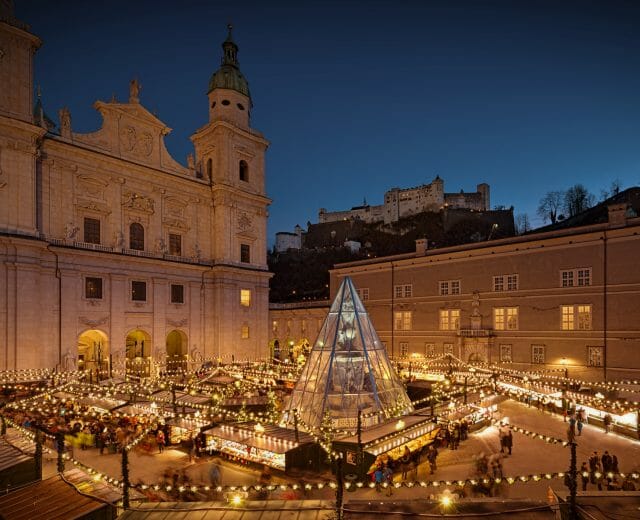 Christkindlmarkt Salzburg Tradiční Ježíškův trh v centru Salcburku na Rezidenčním náměstí začíná vždy ve čtvrtek před první adventní nedělí a jeho brány se zavírají 1. ledna