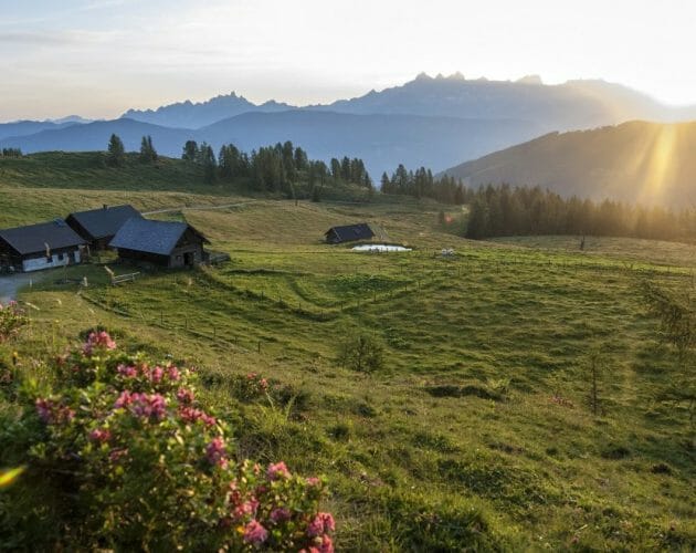 Západ slunce nad horskými salašemi v turistické oblasti Altenmarkt-Zauchensee