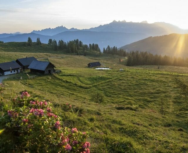 Západ slunce nad horskými salašemi v turistické oblasti Altenmarkt-Zauchensee