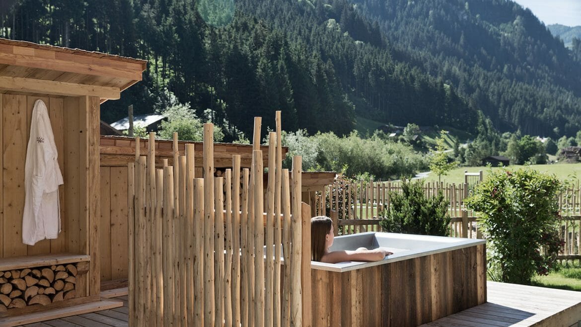 Odpočinek na zahradě uprostřed hor v Grossarltalu si mohou hosté užívat v prázdninové vesničce Holzleb´n v Grossarltalu 
