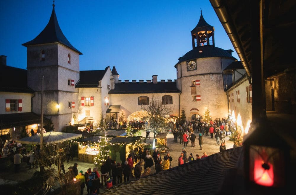 Na romantickém adventním trhu na nádvoří hradu Hohenwerfen uvidíte pongauské zvyky, salcburská řemesla, ochutnáte místní pochoutky, uvidíte krásný betlém a poslechnete si lidovou hudbu.