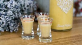 eierlikor-selbst-gemachtanke-eder-1170×658 Tři skleničky krémově žlutého vaječného likéru.