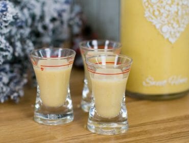 eierlikor-selbst-gemachtanke-eder-1170×658 Tři skleničky krémově žlutého vaječného likéru.