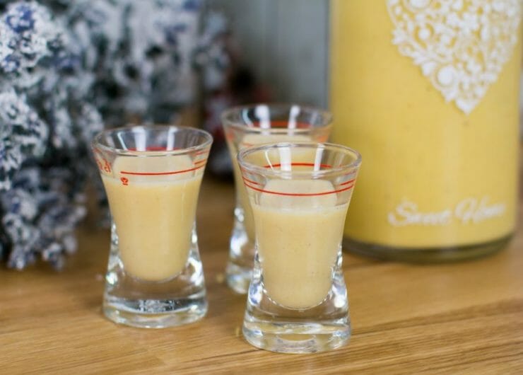 eierlikor-selbst-gemachtanke-eder-1170×658 Tři skleničky krémově žlutého vaječného likéru.