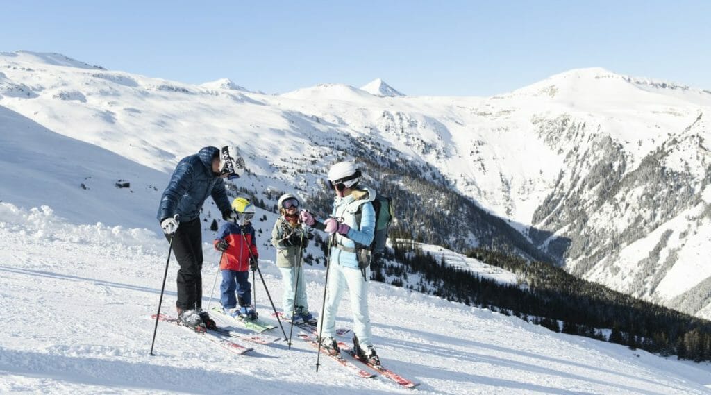 Dovolenou na lyžích si s dětmi v Gasteinu stoprocentně užijete díky přehledným sjezdovkám, lyžařským školám a cvičných areálech pro začínající jezdce a jezdkyně