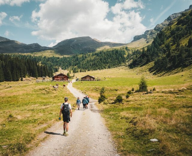 Turistická trasa s vyhlídkami Hohe Tauern Panorama Trail vede od Krimmelských vodopádů překrásnou krajinou Národního parku Vysoké Taury