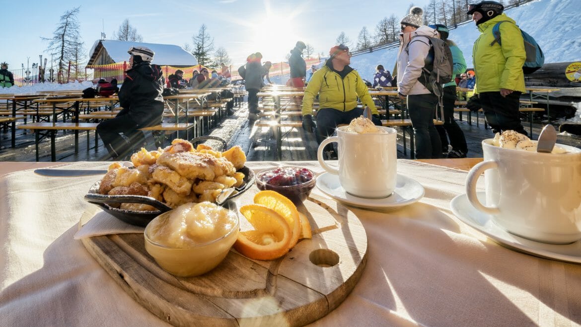 Císařský trhanec, aneb Kaiserschmarrn s jablečným pyré a šálkem horké čokolády na terase před lyžařskou restaurací 