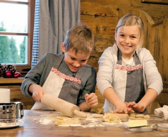 keksebacken_salzburgerland-e1508155329141-1170×658-1-1024×569 Děti v kuchyni válejí těsto a vykrajují vánoční cukroví