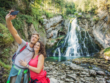 Pár si dělá selfie u vodopádu Gollinger Wasserfall v Tennengau