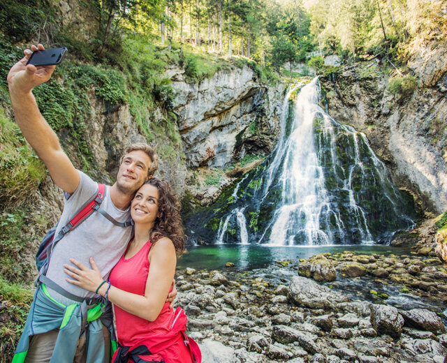 Pár si dělá selfie u vodopádu Gollinger Wasserfall v Tennengau
