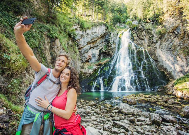 Pár si dělá selfie u vodopádu Gollinger Wasserfall v Tennengau