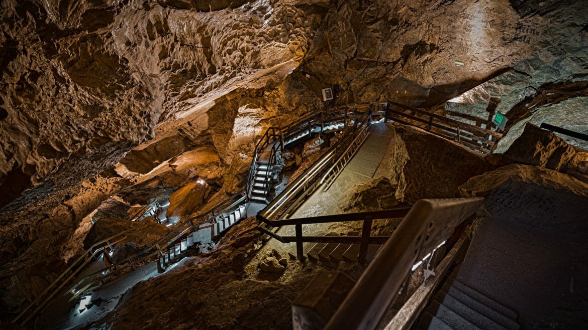 Lamprechtshöhle v St. Martinu u Loferu je jeden z největších jeskynních systémů v Evropě