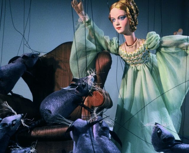 marionettentheater_tsg-e1479732526635-1920×1067 Salcburské loutkové divadlo je známé překrásně vyřezávanými postavami. Tato salcburská instituce v barokních prostorách vedle Mozartea ve Schwarzstraße je jedním z nejlepších světových loutkových divadel