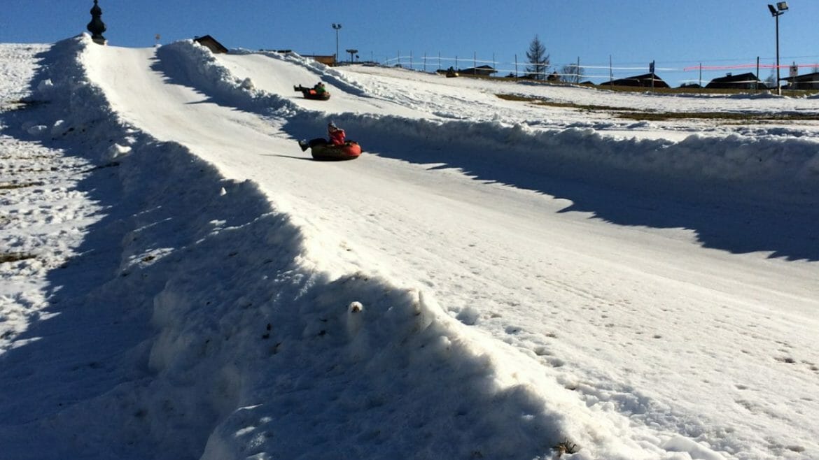 Milovníci rychlosti si přijdou na své při snowtubingu, tedy na gumové pneumatice při jízdě z kopce dolu do údolí.