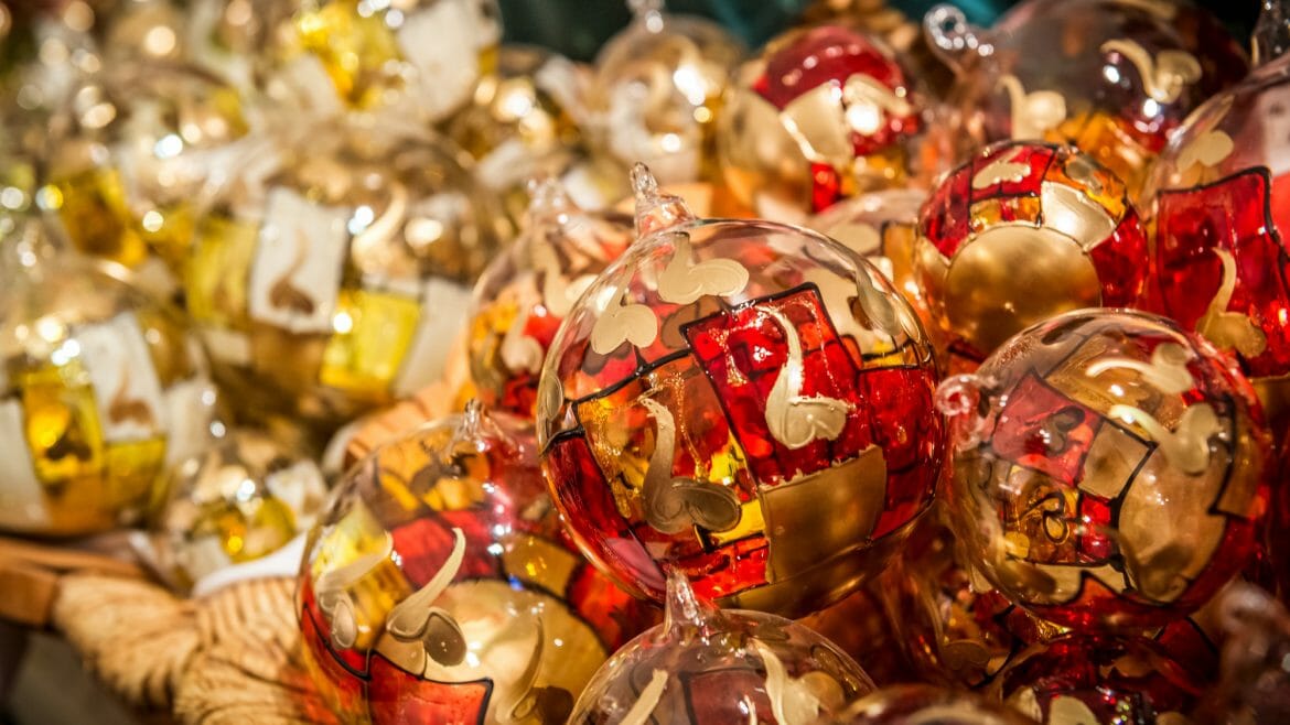 Na adventních trzích najdete nejrůznější řemeslné výrobky, například barevné, ručně malované skleněné ozdoby na vánoční stromek