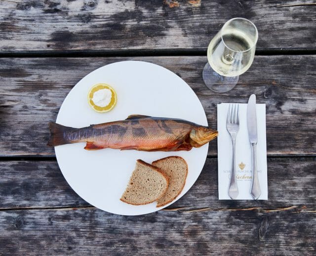 Uzený siven s chlebem z rybárny u Fuschlsee v Salzkammergut