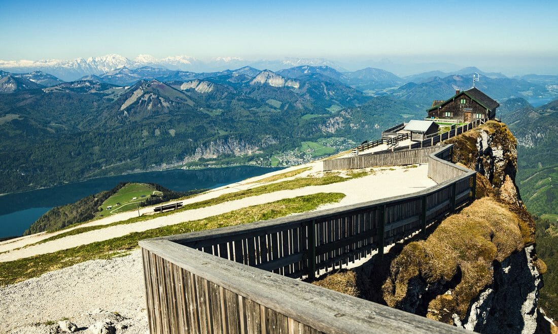 Impozantní výhled na krajinu hor a jezer Salzkammergut z hory Schafberg, kam turisté vyjedou ze St. Wolfgang zubačkou