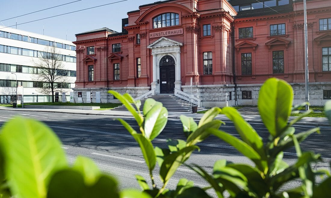 Historická budova Domu umění v Salcburku s nepřehlédnutelnou červenou fasádou je centrem moderního umění. 