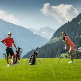 Nejlepší golfová hřiště Golf Alpin se zárukou kvality a prvotřídních zážitků z alpské přírody. Hráčka na greenu v Gasteinu