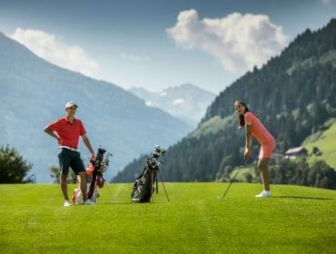 Golf Alpin – Gastein Nejlepší golfová hřiště Golf Alpin se zárukou kvality a prvotřídních zážitků z alpské přírody. Hráčka na greenu v Gasteinu