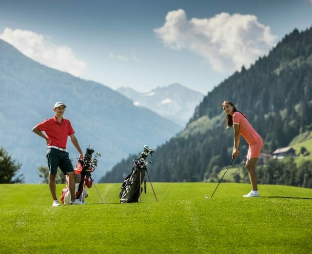 Nejlepší golfová hřiště Golf Alpin se zárukou kvality a prvotřídních zážitků z alpské přírody. Hráčka na greenu v Gasteinu