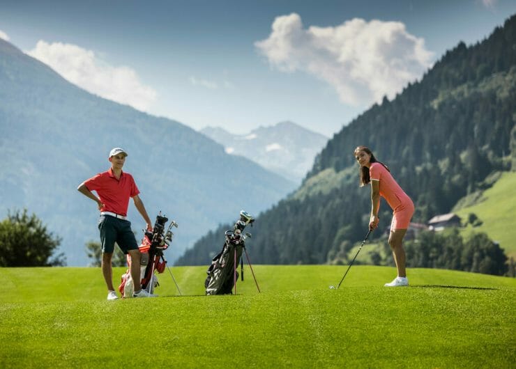 Nejlepší golfová hřiště Golf Alpin se zárukou kvality a prvotřídních zážitků z alpské přírody. Hráčka na greenu v Gasteinu