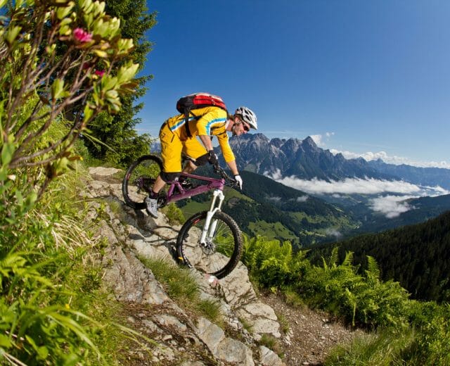 Mountainbiker auf Tour – Downhill Downhill v Salcbursku