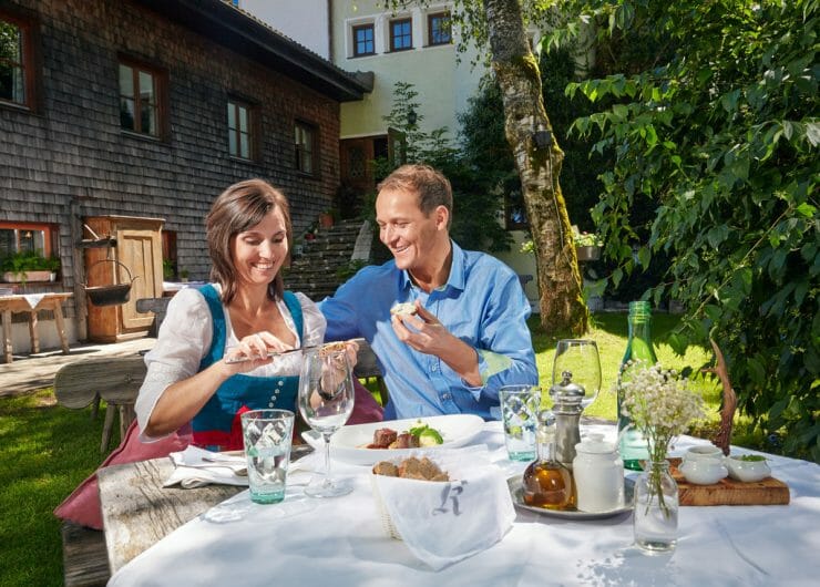 Pár stoluje v zahradě restaurace Kirchenwirt