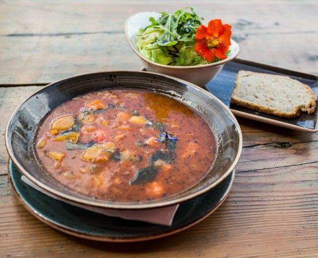 Gulaschsuppe Gulášová polévka na chalupě v Maria Alm