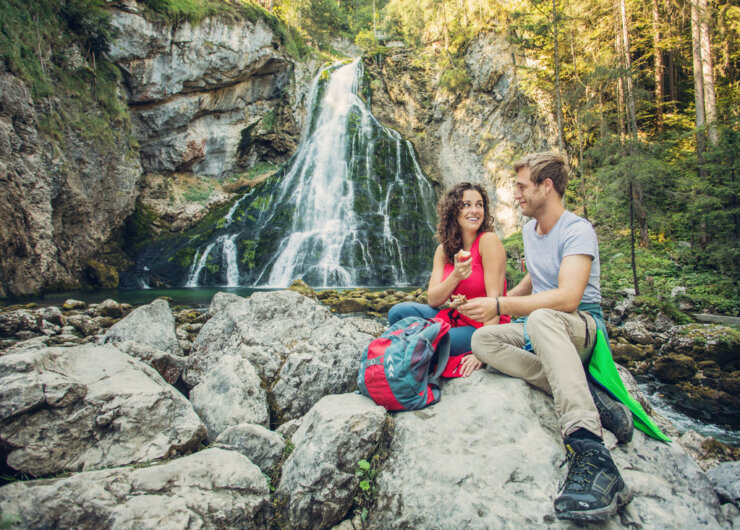 Pause am Gollinger Wasserfall Pár u vodopádu v Gollingu
