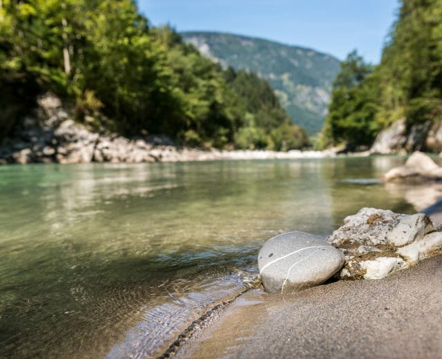 Průzračná řeka v Salcburském Saalachtalu protéká idylickou krajinou mezi horami a lesy