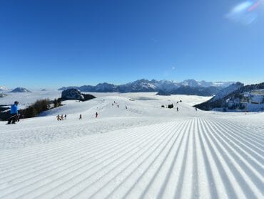 Zadní fréza rolby na sjezdovkách Salcburského Saalachtalu v brzkých ranních hodinách vytváří takzvaný manšestr, kvůli kterému si milovníci sjezdovek rádi přivstanou