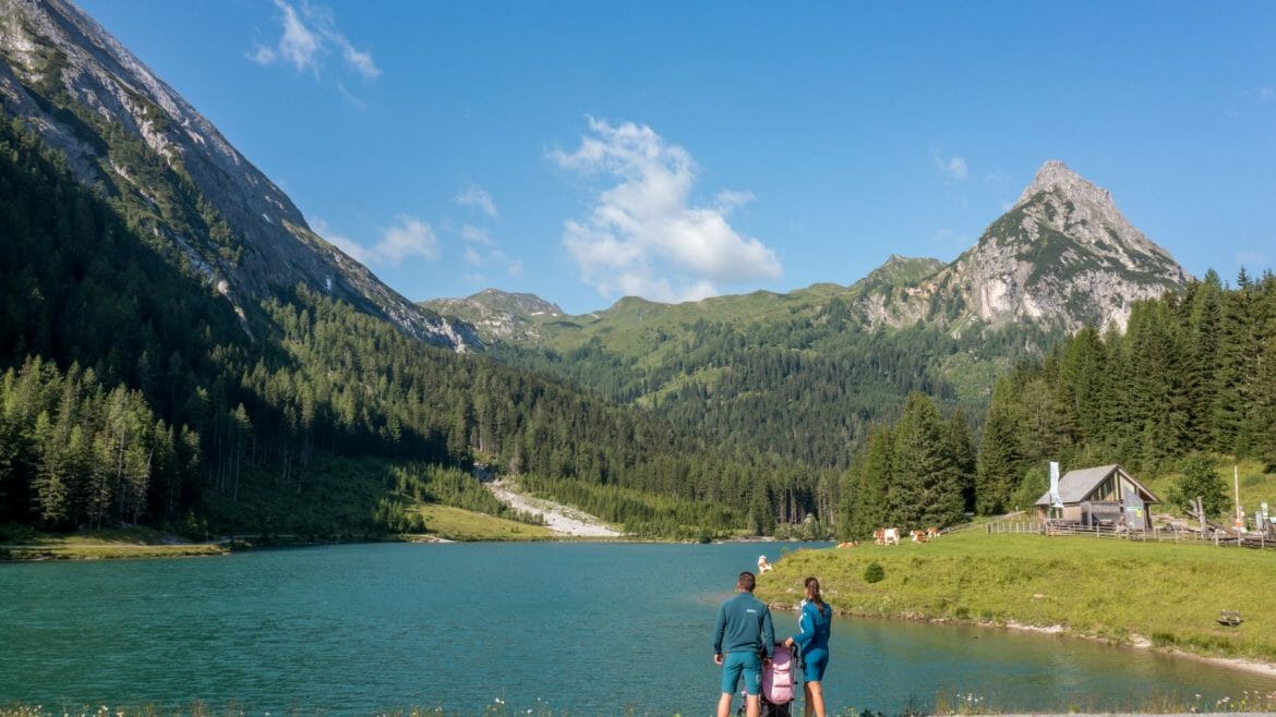 Rodina obdivuje modré jezero Schliersee v Riedingtalu, zasazené uprostřed hor Salcburského Lungau