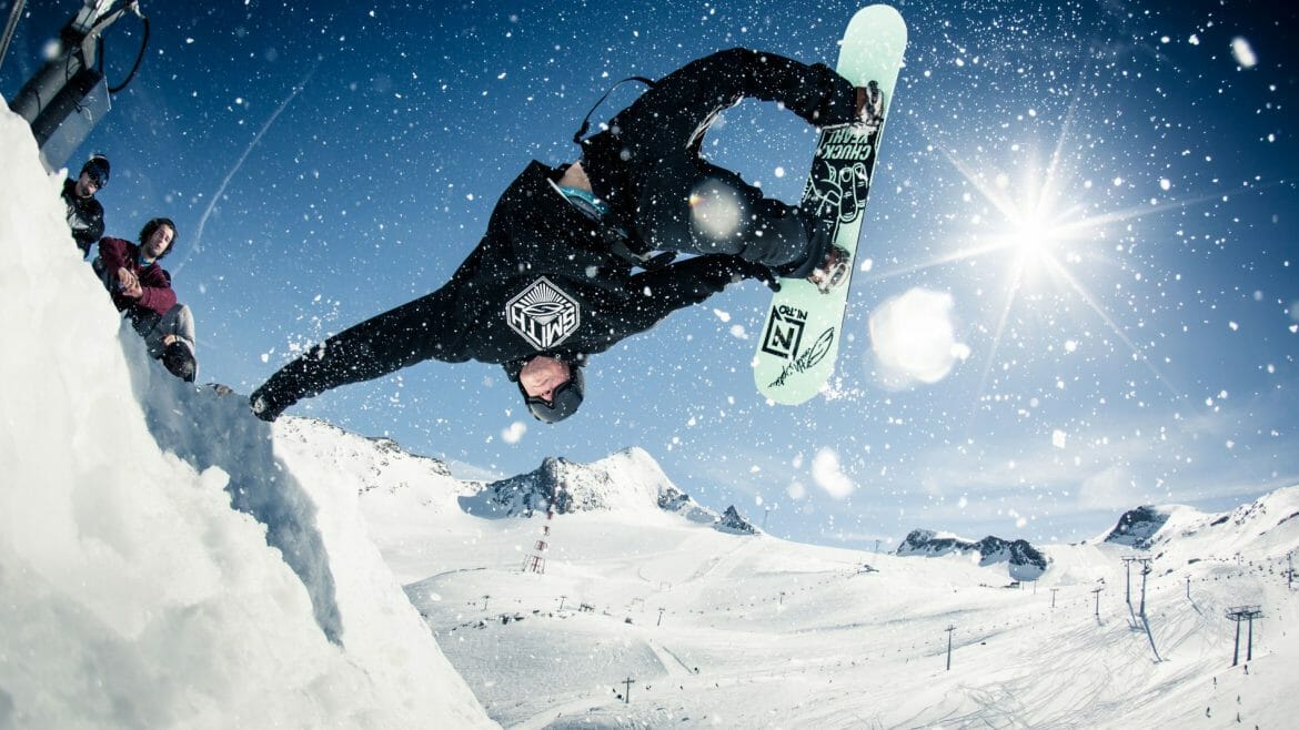 Snowboardista předvádí triky ve snowparku na Kitzsteinhornu v Zell am See-Kaprunu