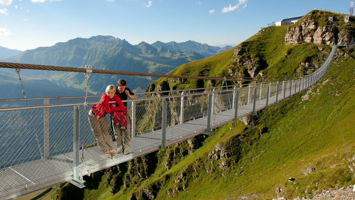 Visutý most na Stubnerkogelu je v létě i v zimě lákavou turistickou atrakcí, odkud se otevírají úchvatné pohledy na svět hor Vysokých Taur