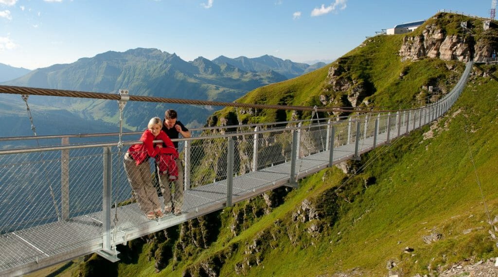 Nejvyšší visutý most Evropy na Stubnerkogelu nad Bad Gasteinem je zážitek v létě i v zimě. Otevírají se odtud úchvatné výhledy na svět alpských velikánů