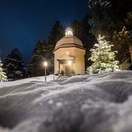 Krásně osvětlená Kaplička Tiché noci v zimní krajině Oberndorfu