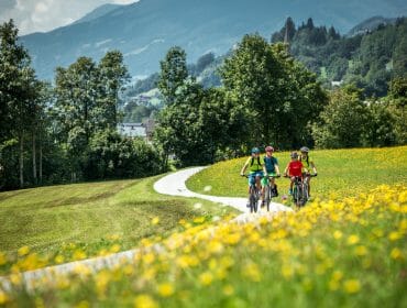 Taurská cyklostezka je jednou z nejoblíbenějších v Rakousku. Vede nádhernou a rozmanitou krajinou