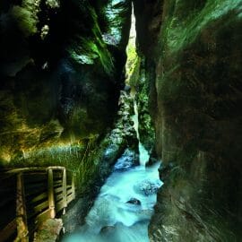 Magické barvy, mlhovina a klokotající voda mezi sevřenými skalními bloky v soutěsce Liechtensteinklamm přivádí na toto tajemné místo mnoho turistů