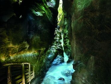 Magické barvy, mlhovina a klokotající voda mezi sevřenými skalními bloky v soutěsce Liechtensteinklamm přivádí na toto tajemné místo mnoho turistů