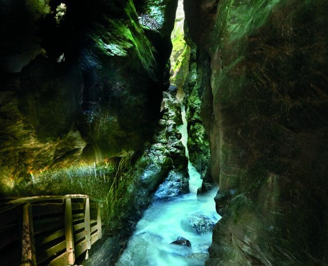 Soutěska Liechteinsteinklamm Magické barvy, mlhovina a klokotající voda mezi sevřenými skalními bloky v soutěsce Liechtensteinklamm přivádí na toto tajemné místo mnoho turistů