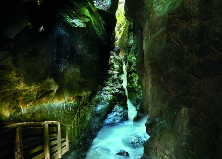 Magické barvy, mlhovina a klokotající voda mezi sevřenými skalními bloky v soutěsce Liechtensteinklamm přivádí na toto tajemné místo mnoho turistů