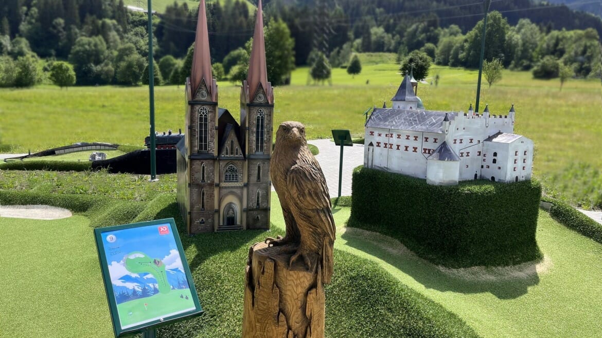 Hřiště minigolfu v St. Johann v Salcbursku ukazuje zmenšeniny všech největších atrakcí Salcburského sportovního světa