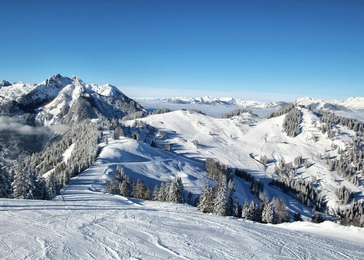 Zimní panorama se zasněženými horami v St. Johann v Salcbursku