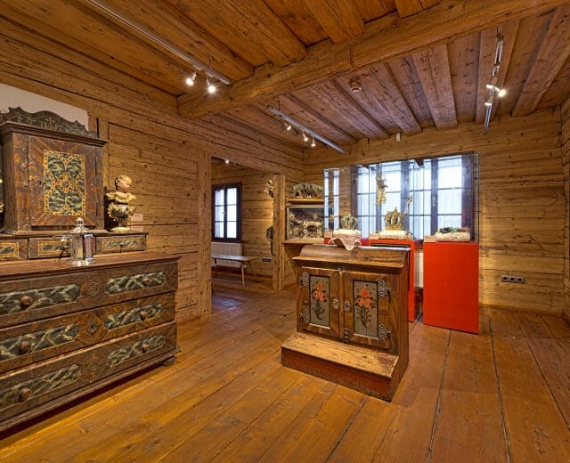 Heimatmuseum Altenmarkt Regionální muzeum v Altenmarktu v Salcburském sportovním světě ukazuje na mnoha historických exponátech z běžného života lidí, jak se v oblasti žilo před dávnými lety