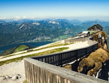 Pohled na krajinu jezer a hor z vrcholu Schafberg