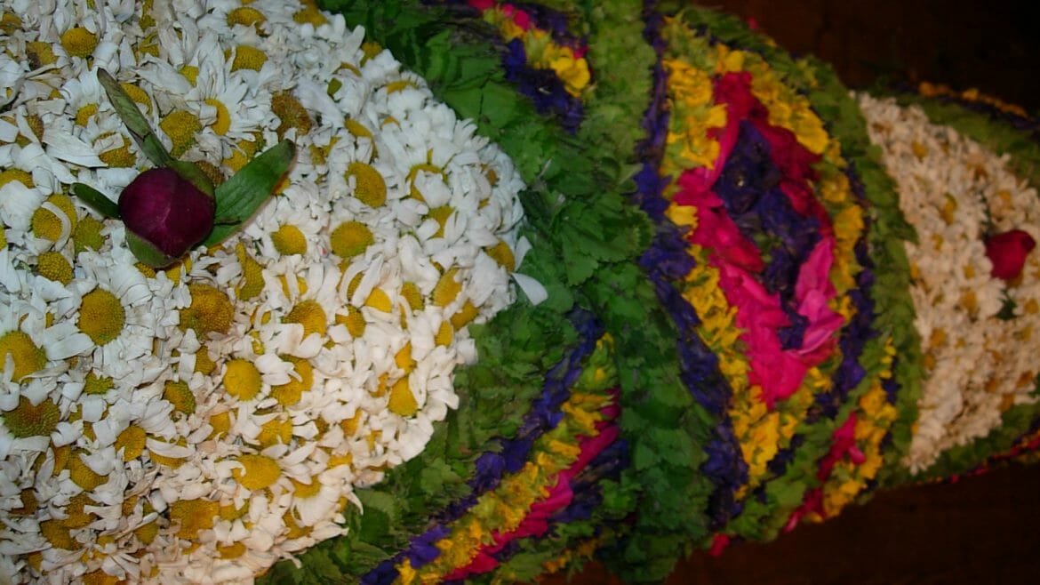 Kopretiny, encián, mandloň, karafiáty a další pestrobarevné květy zdobí kůly, které se nosí při květinových procesích v obcích Salcburského Lungau