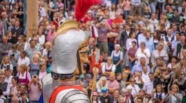 Samsontreffen 2022 ©Salzburger Lungau (12) Velká postava patrona Lungau s přilbou stojí před lidmi na přehlídce Samsonů