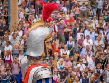 Samsontreffen 2022 ©Salzburger Lungau (12) Velká postava patrona Lungau s přilbou stojí před lidmi na přehlídce Samsonů